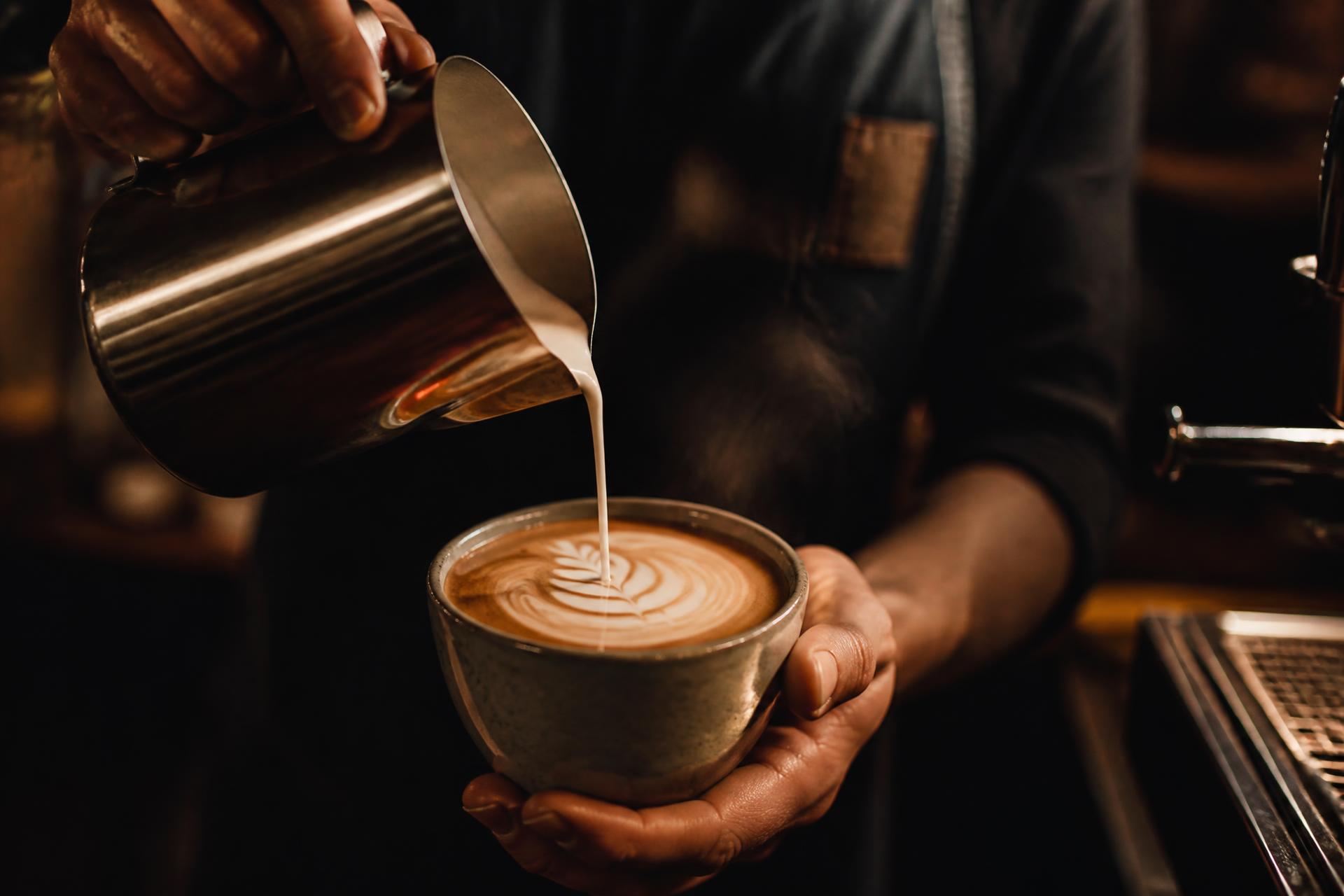 Barista preparando um café com leite no Coffeetown BarraShopping